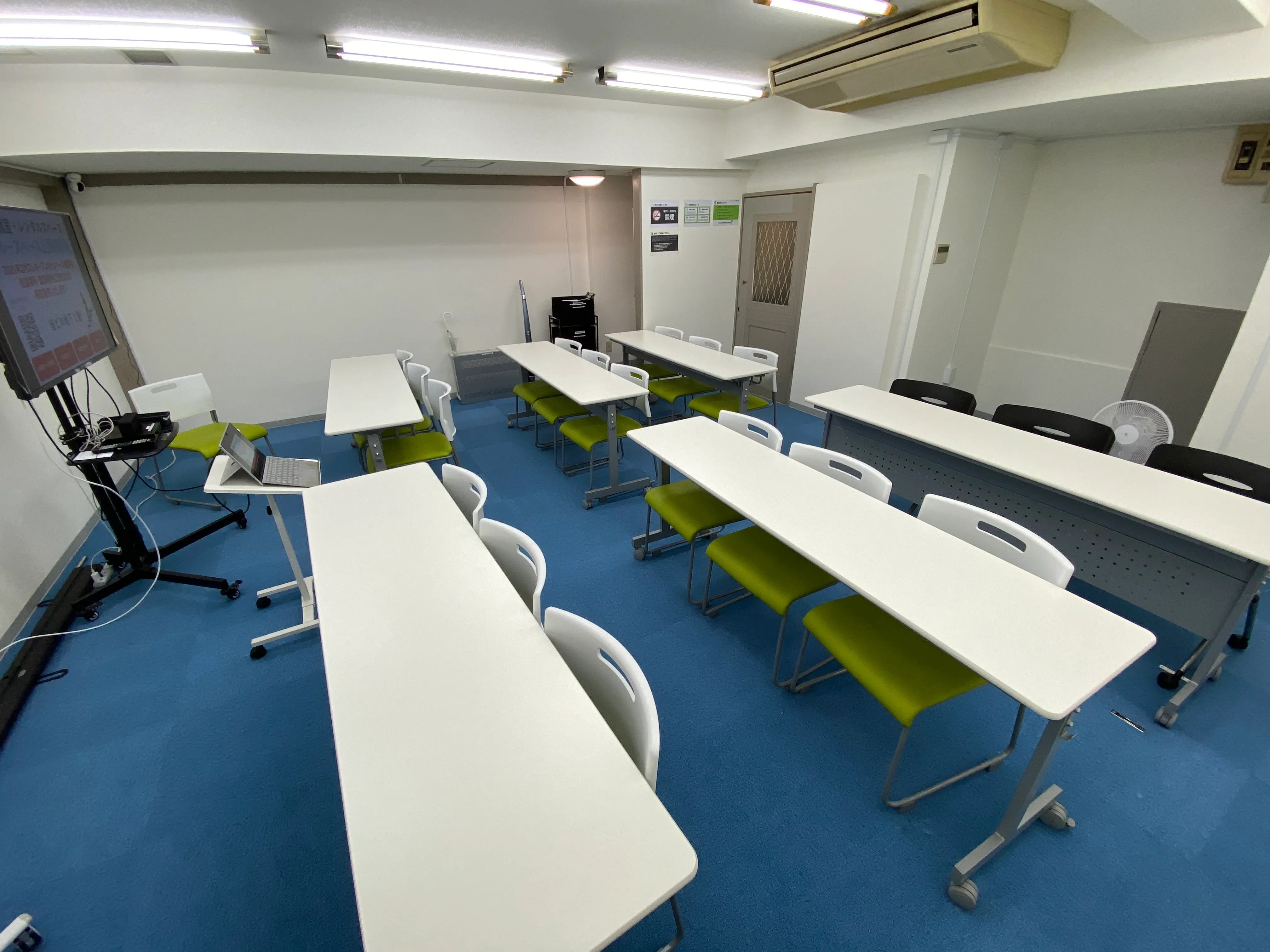 室内 セミナー形式18席（横アングル）